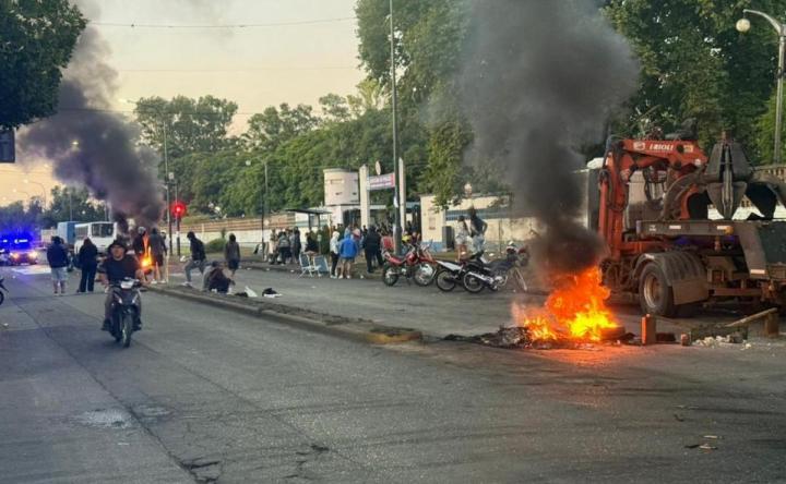 Sigue la protesta policial y hay tensión en la Jefatura de Rosario