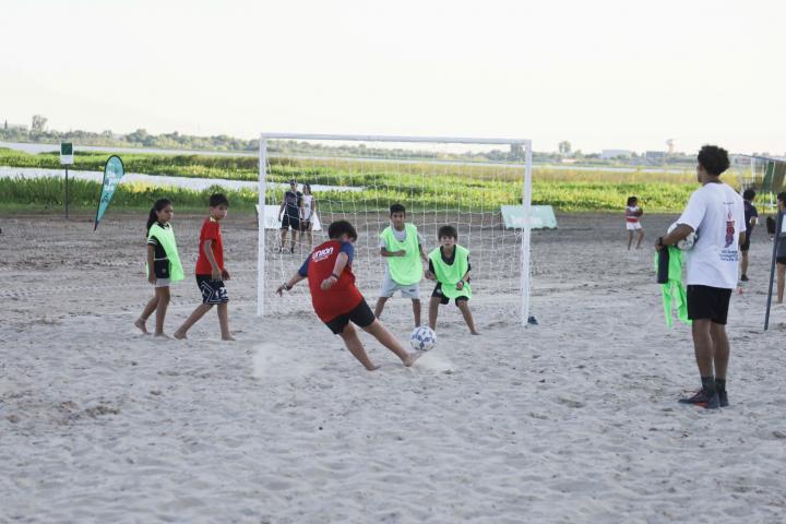 Actividades deportivas y recreativas para disfrutar las playas 