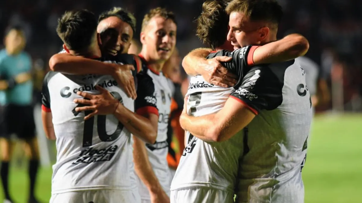 El nuevo Colón ganó, gustó y se fue ovacionado