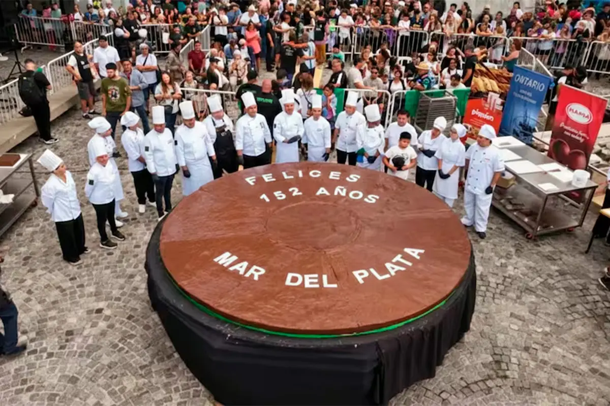 Mar del Plata presentó un alfajor gigante de 720 kilos 