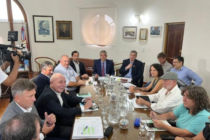 Aumento a estatales de Santa Fe: en cuotas y a largo plazo