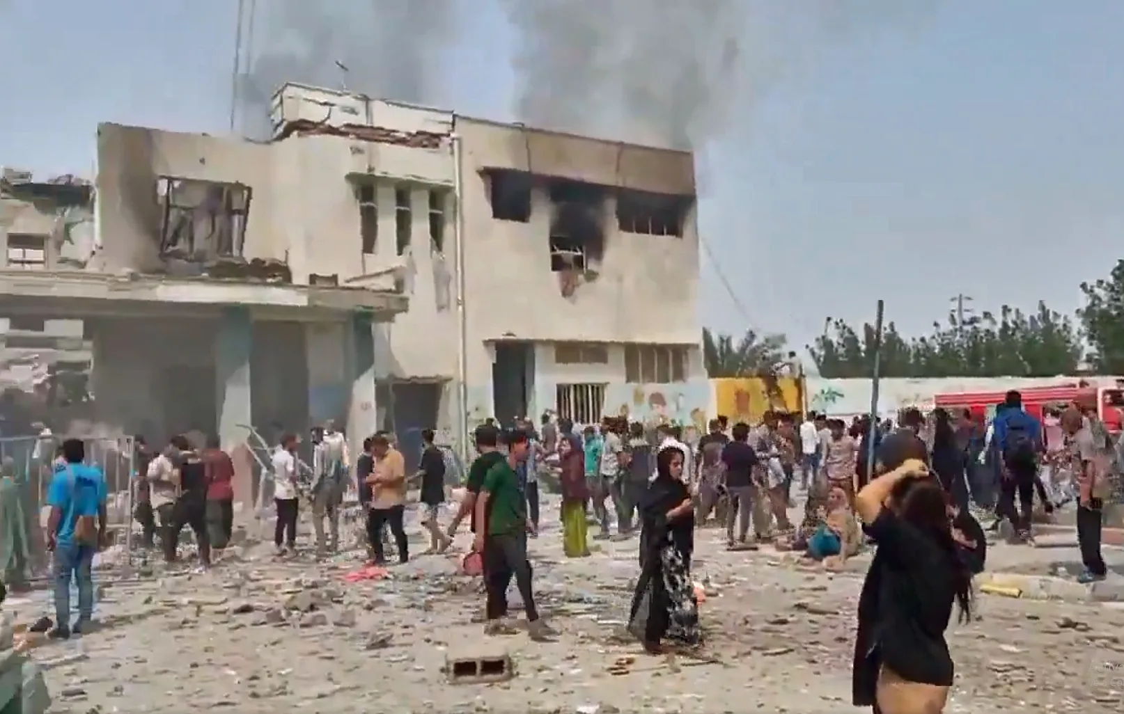 Bombardean una escuela iraní: matan 85 niñas