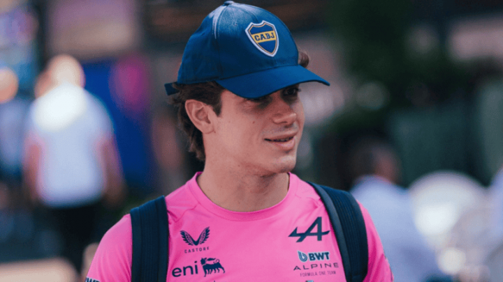 El look con el que Colapinto llegó al GP de Australia 