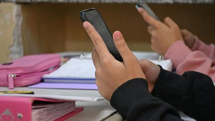 Santa Fe prohibió los celulares en todas las escuelas