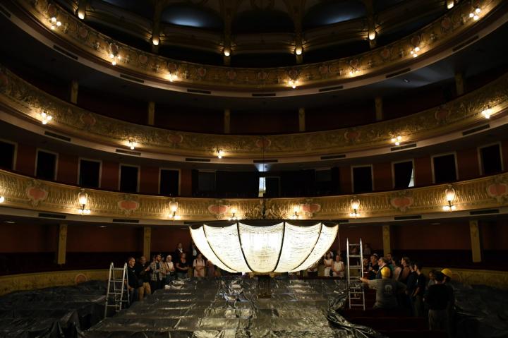 Santa Fe: el Teatro Municipal bajó su histórica araña
