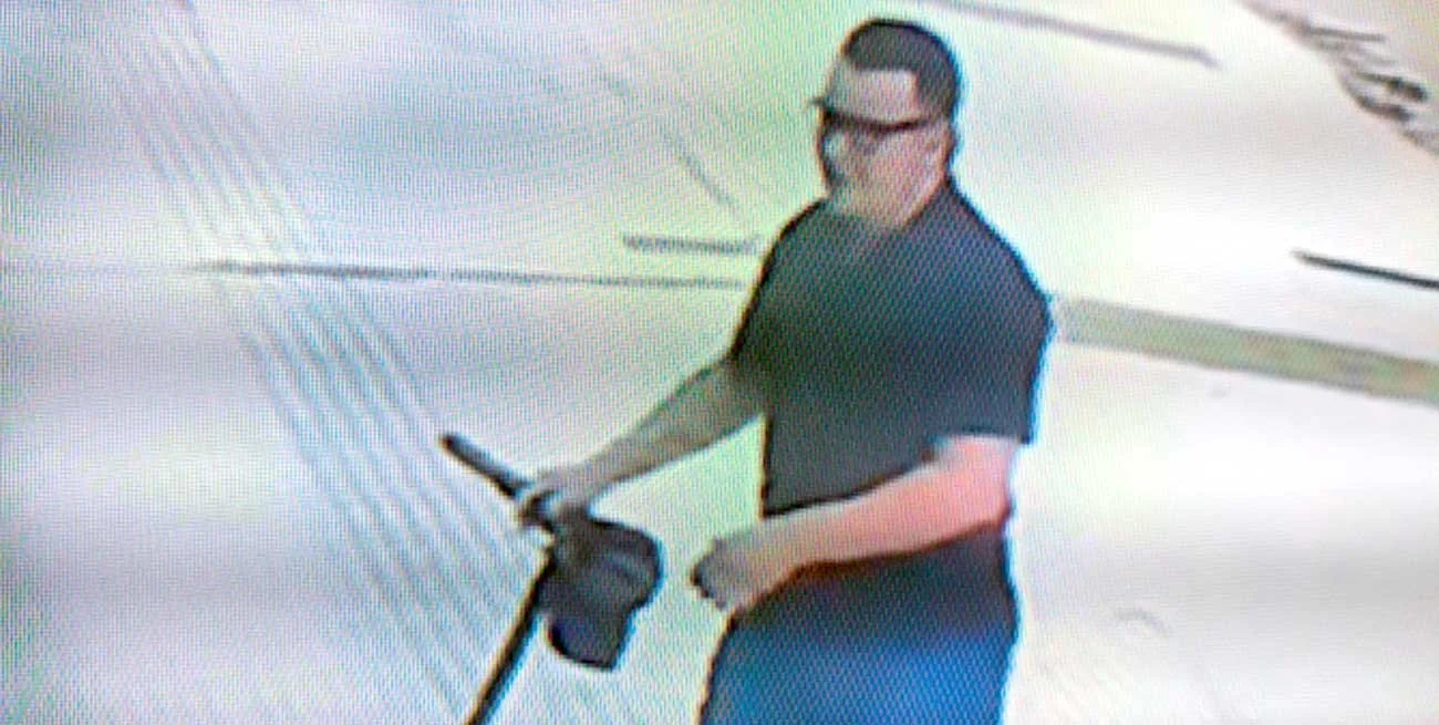 Le robó USD 400.000 a una jubilada y se fugó en monopatín