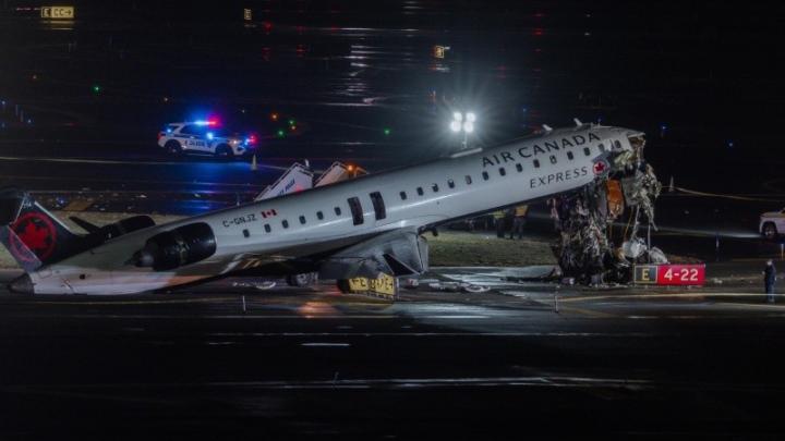 Un avión chocó con un camión de bomberos en Nueva York