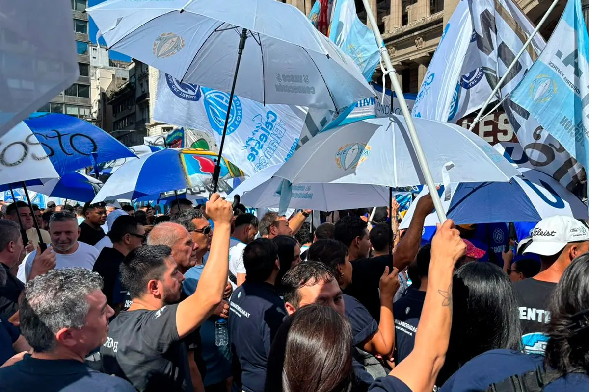 Suspenden la reforma laboral para todos los docentes del país