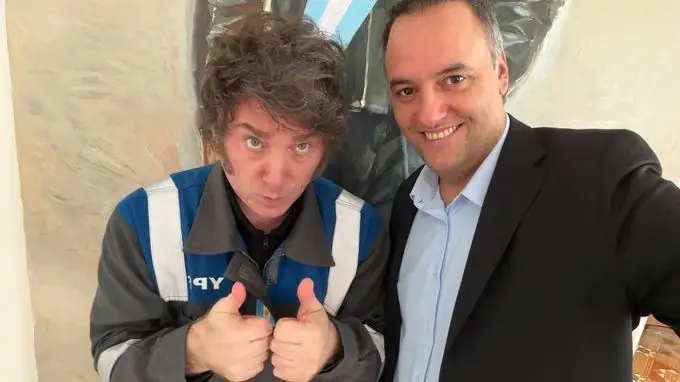 Milei sostiene a Manuel Adorni hasta diciembre de 2027