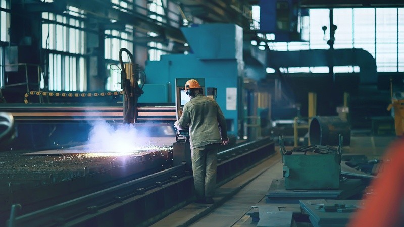 Metalúrgicos logran sueldo inicial superior al millón de pesos