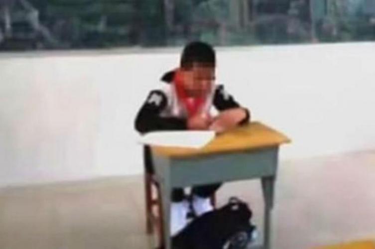 El profesor no dejaba que Zhou rindiera exámenes.