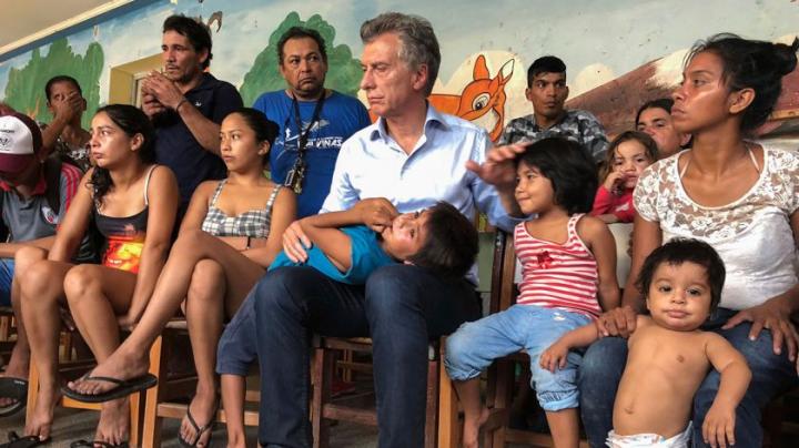 El presidente visitó un centro de evacuados de la ciudad de Barranqueras. 