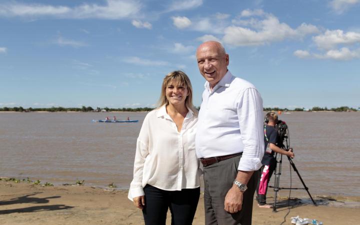 El candidato a gobernador junto a la candidata a intendenta de Rosario.