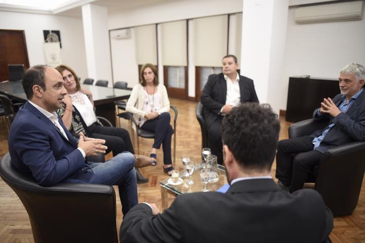 El intendente con asesores de la Cámara Nacional Electoral, de la ONG Argentina Debate y el rector de la UNL.