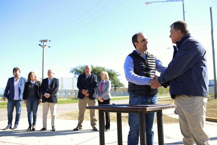 El intendente saludo a uno de los propietarios de la empresa que se instaló en el Parque Industrial.