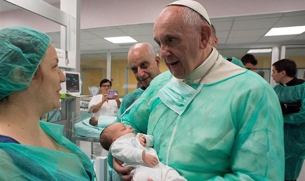 Bergoblio en una reciente visita a un hospital para visitar a los pacientes.