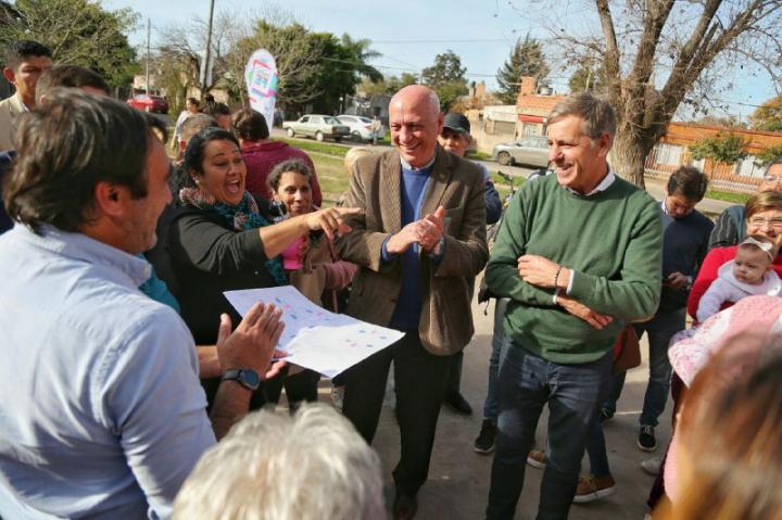 El candidato a gobernador por el Frente Progresista estuvo recorriendo barrios de la ciudad de Santa Fe.