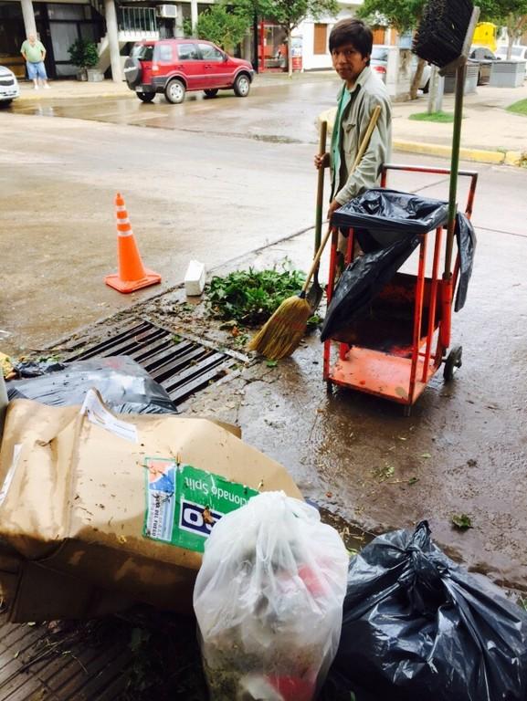 Un obrero municipal limpiando los desagües