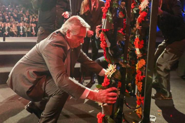 El presidente argentino coloca la ofrenda floral en el Museo Yad Vashen. 