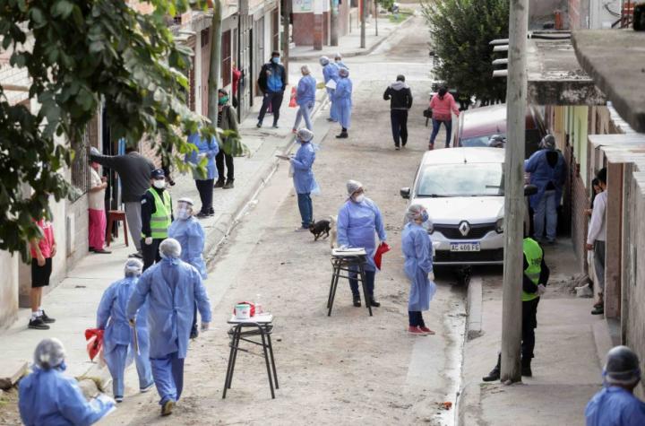 Operativo de detección de coronavirus en un barrio de Jujuy.