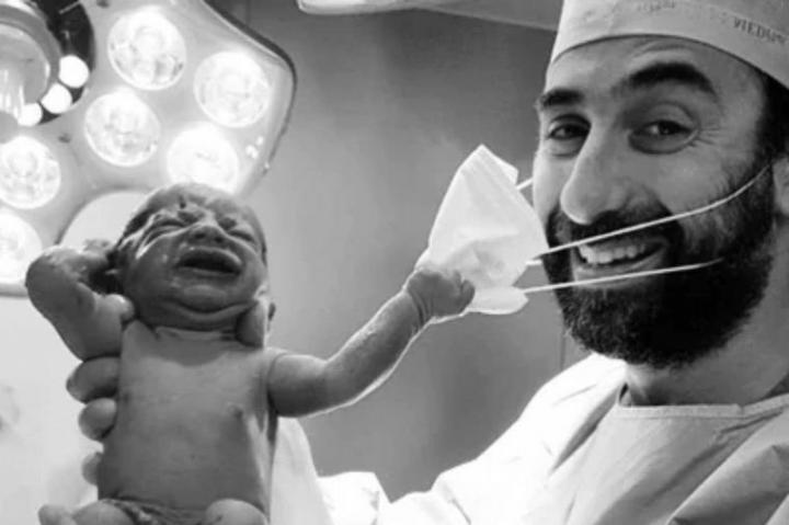 El gesto de esperanza de un recién nacido que le quita el barbijo a su médico.
