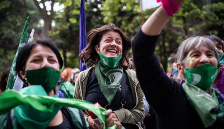 Una multitud de mujeres con pañuelos verdes festeja.