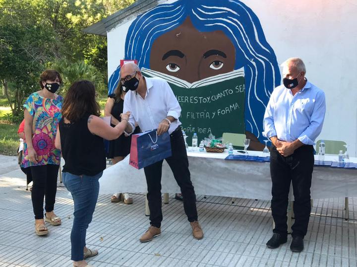 El secretario de Educación, Víctor Debloc, entregó los aportes a escuelas del norte provincial.