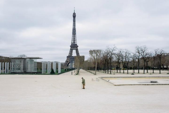 Una postal inusual de la Torre Eiffel, un sitio emblemático de París, siempre atestado de turistas.