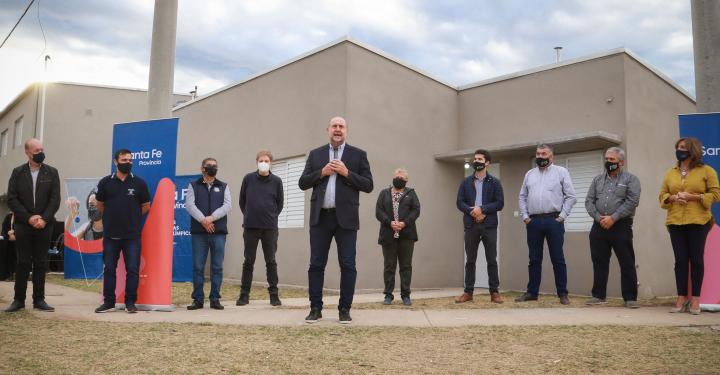 Perotti habla durante el acto. Detrás, las nuevas casas.