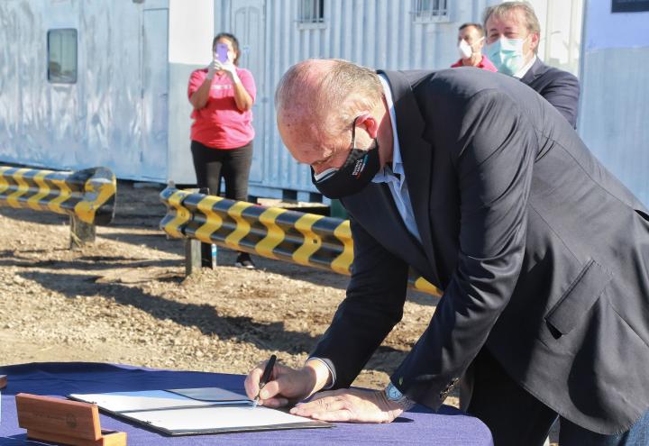 El gobernador suscribió el acta de inicio de la obra.