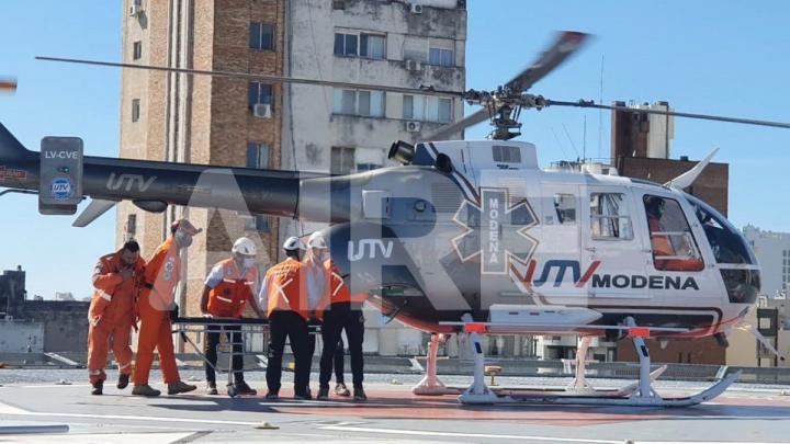 El momento en que aterriza el helicóptero sanitario que lo trasladó de Santa Fe a Rosario.
