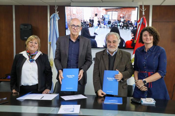 El ministro de Educación, Víctor Debloc, junto al presidente del Centro Ana Frank Argentina, Héctor Shalom, durante la firma del convenio.