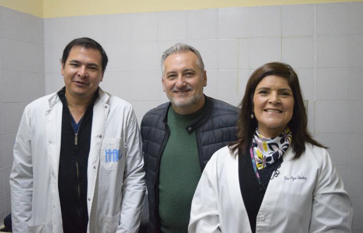 Marcelo Lewandowski junto a médicos y personal, en la presentación de 6 flamantes salas del Hospital “Dr. Esteban Galmarini”.