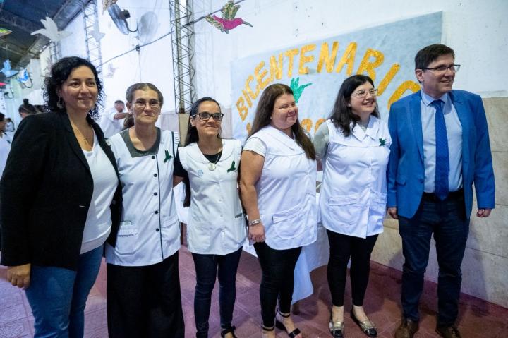 El titular de la cartera educativa, junto a los docentes, en San José del Rincón.