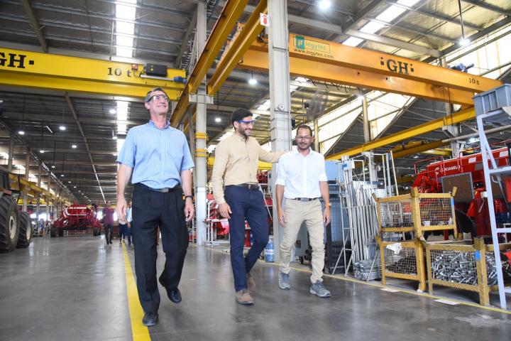 El gobernador recorrió la planta Crucianelli S.A. ubicada en Armstrong.