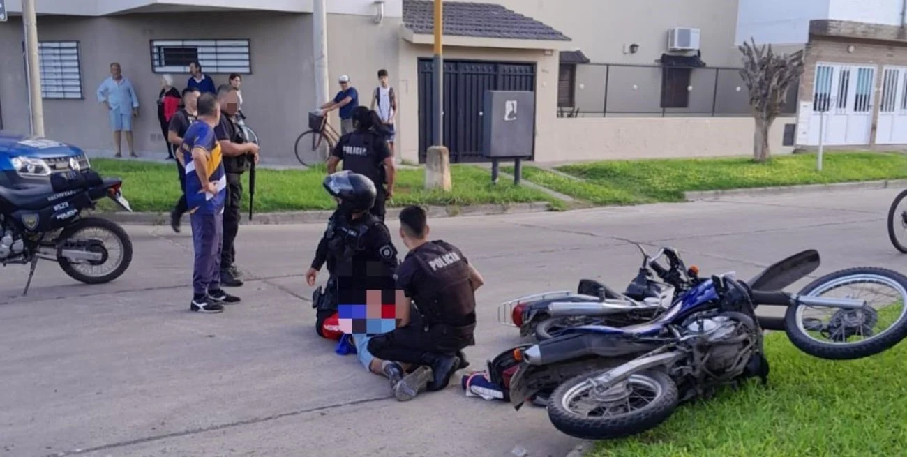 Uno de los delincuentes fue apresado tras derrapar con su moto.
