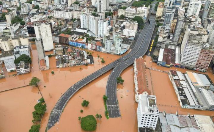 Imagen desde un dron del centro inundado de Porto Alegre.