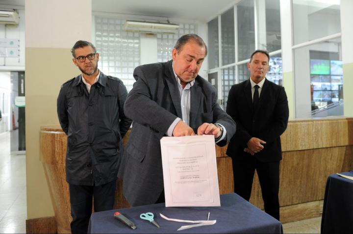 El intendente de Santa Fe durante la apertura de la licitación.