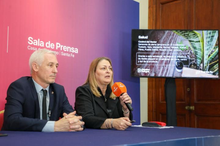 La ministra de Salud, Silvia Ciancio, junto al secretario de Cooperación, Cristian Cunha. dieron detalles de las acciones que realiza la provincia.s