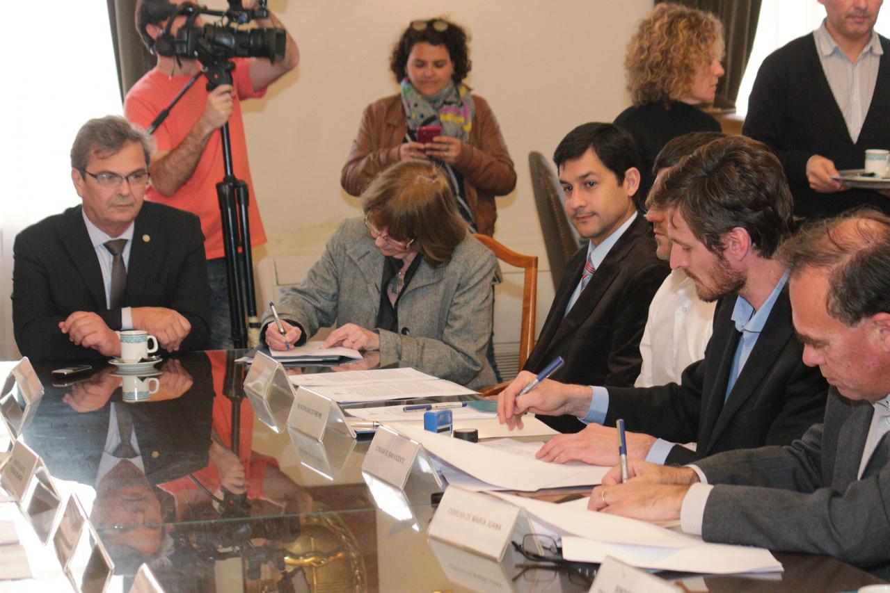 Durante la firma de convenios.