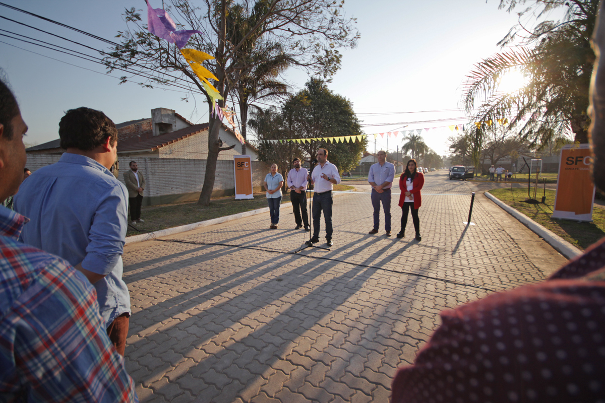 El intendente inaugurando la obra en un barrio de la capital.