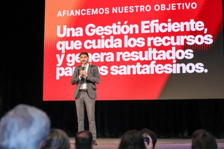 Pullaro les reclamó a cada uno de los funcionarios, y al personal de planta 