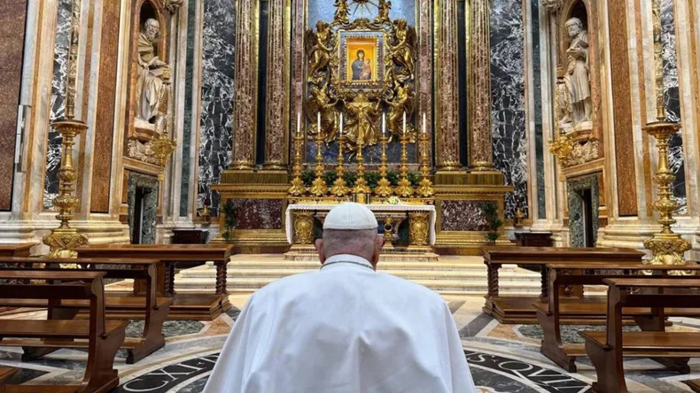 Una de las últimas imágenes de el Papa en la basílica Santa María la Mayor. 