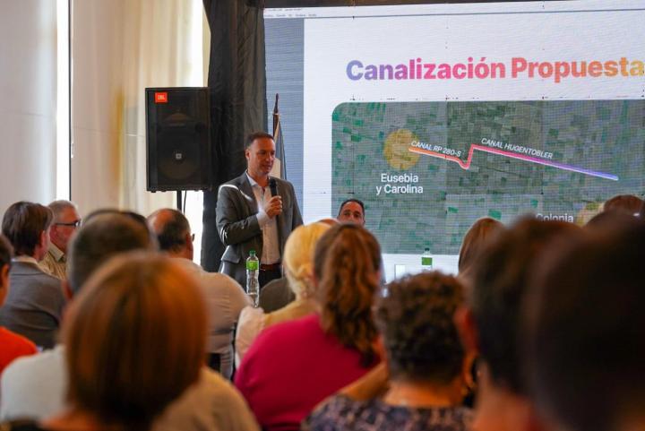 El ministro de Obras Públicas, Lisandro Enrico, encabezó el acto de licitación.