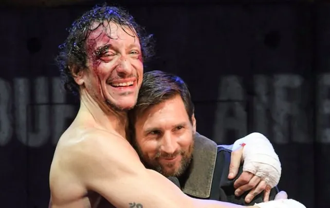 Nicolás Vázquez abraza a Lionel Messi, quien fue a verlo al teatro en un momento difícil que atraviesa el actor.