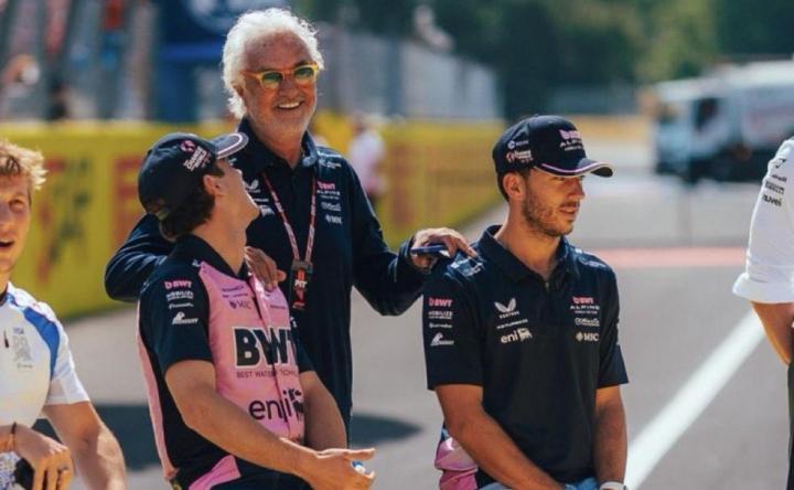 Flavio Briatore junto a Franco Colapinto y Pierre Gasly.