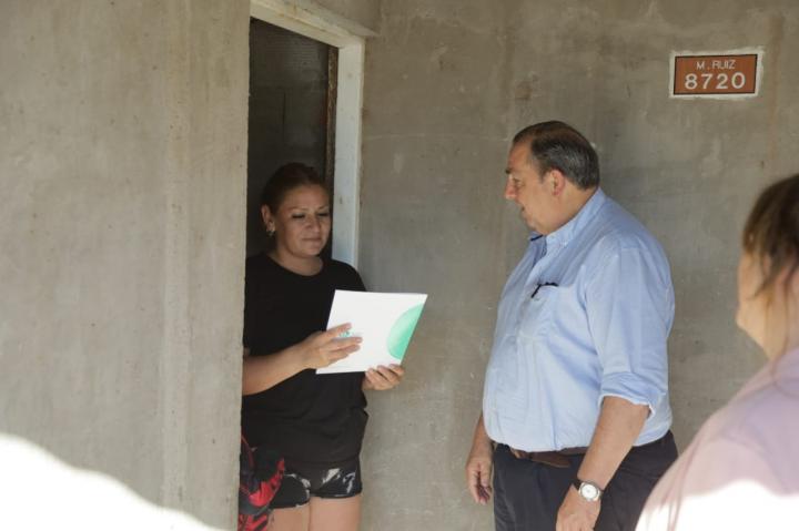 Poletti entregó casa por casa los nuevos títulos dominiales.