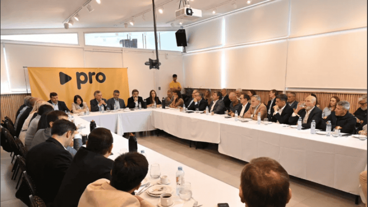 El encuentro reunió a los 24 presidentes distritales, legisladores y dirigentes.