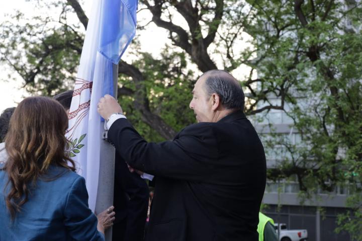 El intendente de Santa Fe, Juan Pablo Poletti, tuvo el honor de izar por primera vez la bandera de la ciudad.
