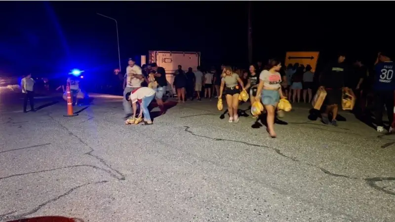 La PolicÃa intentó contenerlos, pero la escena se desbordó: en cuestión de minutos, desvalijaron por completo la carga.